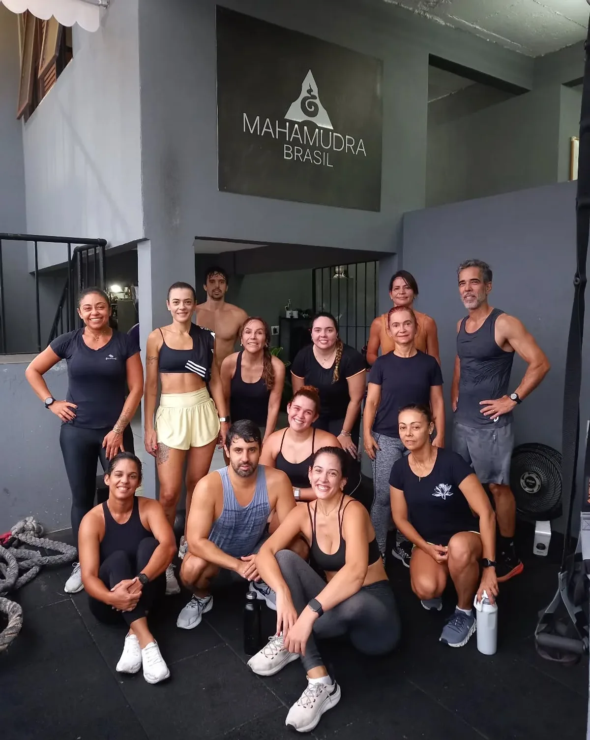 Turma do Mahamudra Salvador na frente do studio