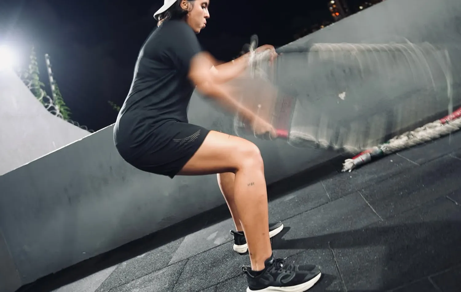 Aluno em salto durante o treino ao ar livre